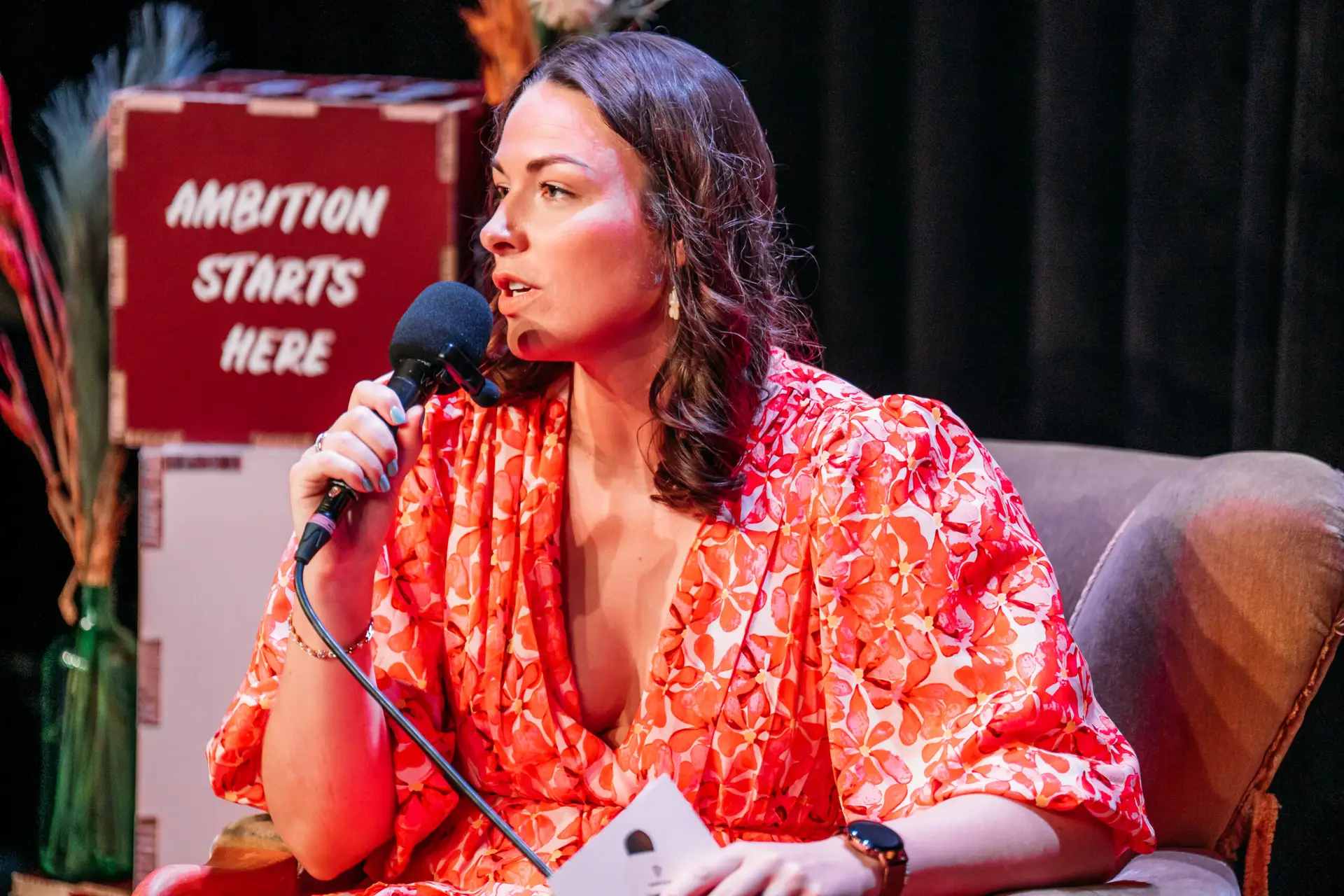 Gabrielle Lopes spreekt op het podium tijdens Grand Night – A Cup of Ambition, een event over leiderschap en ambitie